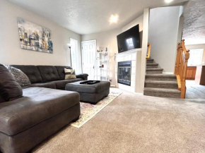 The Getaway SE Boise Condo Across the street from Greenbelt, Bown Crossing and Boise River 3BD 3Bath, 4 beds! Lovely, Homey, Dining table seats 6